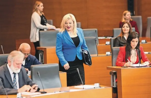 Politična kriza v državi, v kateri se še vedno ne ve, kdaj bodo predčasne volitve, vzbuja skrb, kaj bo s privatizacijo