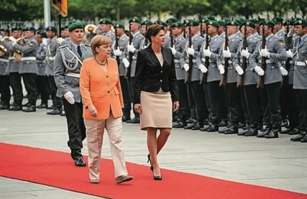 Nemška kanclerka Angela Merkel (levo) lani, ob sprejemu slovenske premierke Alenke Bratušek  