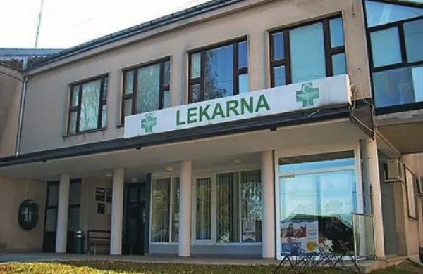  Kraške lekarne bi pol milijona presežka namenile v obnovo lekarn v Pivki (na fotografiji), Postojni in Ilirski Bistrici. Toda v Sežani temu nasprotujejo in zahtevajo, naj se vlaga tudi v lekarne na Sežanskem.