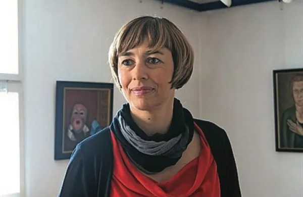 Irene Mislej, ki se je po 18 letih opravljanja funkcije direktorice Pilonove galeriji v Ajdovščini upokojila, bo za leto dni nasledila Nataša Kovšca