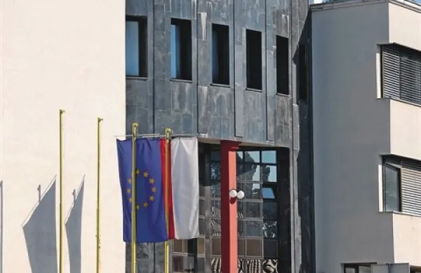 V Novi Gorici so proti selitvi univerze v Vipavo. Če pa se bo to zgodilo, se sprašujejo, kaj bo z 2,5 milijona evrov vredno stavbo, ki ji  jo je občina podarila  ...