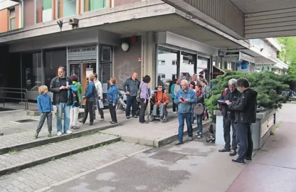 Tudi med pošto in blagovnico so številne prepreke  za gibalno ovirane ljudi na vozičkih 