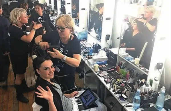 Tinkara Kovač med urejanjem pričeske za današnji nastop