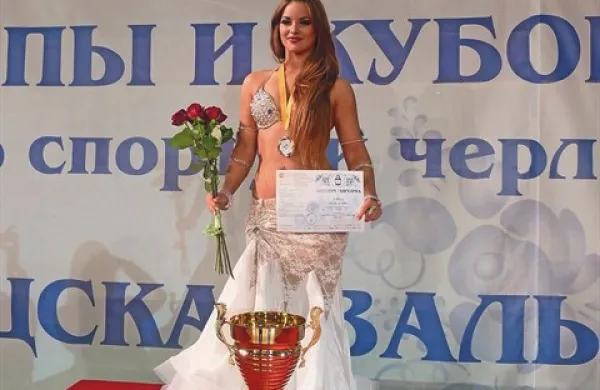 Nika Mlakar iz Nove Gorice je na svetovnem prvenstvu v Moskvi postala svetovna prvakinja v klasičnih orientalskih plesih