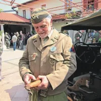 V zbirko vojaške opreme spadajo poleg vozil tudi manjši predmeti