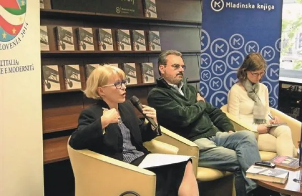 Andrea Molesini z moderatorko Bogomilo Kravos (levo) in prevajalko