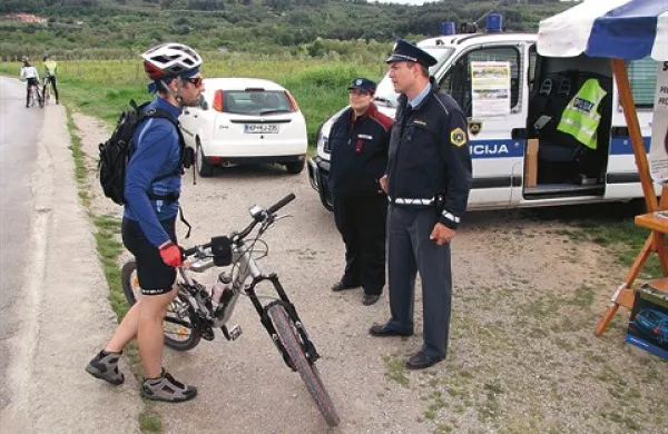 Na informacijski točki na Parenzani so se kolesarji lahko seznanili tudi s prometnimi pravili