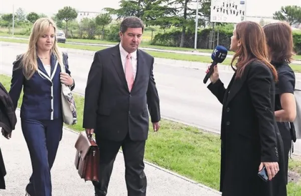 Robert Časar je proti novinarki RTV  Slovenija Eugeniji Carl eno tožbo izgubil, drugo je umaknil, toži pa jo še njegova žena