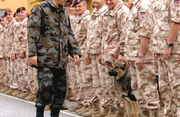 Šesti kontingent Slovenske vojske je leta 2006 pred odhodom na šestmesečno delovanje v sestavi mednarodnih mirovnih sil Isaf v Afganistanu takole pozdravil poveljnika poveljstva sil SV, kapitana Renata Petriča