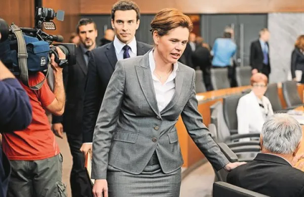 Alenka Bratušek je v nagovoru poslancem dejala, da je odstopila “nemirne, a čiste vesti”