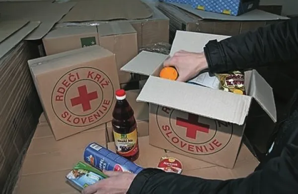 Sedanja zaloga paketov pomoči bo zadostovala do predvidoma sredi junija. Prvo “evropsko” hrano lahko pričakujemo šele jeseni, zato je pomoč države nujna, opozarja generalni sekretar Rdečega križa Slovenije Danijel Starman. 