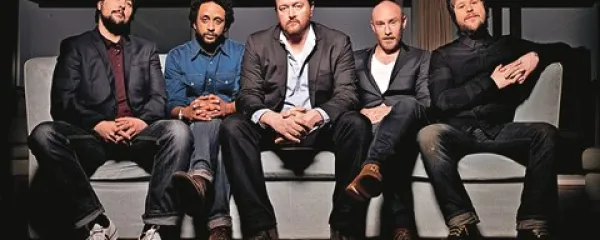  Elbow so (z leve) klaviaturist Craig Potter, basist Pete Turner,  pevec Guy Garvey, bobnar Richard Jupp in kitarist Mark Potter, glasbeni tovariši že od leta 1990  