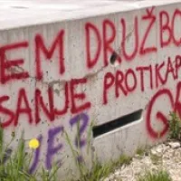 &ldquo;Morda nismo več hlapci, smo pa riti. Riti, za riti rojeni!&rdquo;