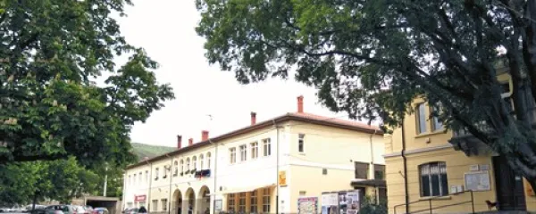 V središču Dekanov lahko - če si dovolj vztrajen - marsikaj izveš o napisu TITO. A le neuradno. Uradno namreč nihče ničesar ne ve ...