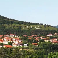 Lepo urejen napis Tito očitno ne moti prebivalcev Dekanov, Sv. Antona, Čežarjev, Pobegov, Prad ... 