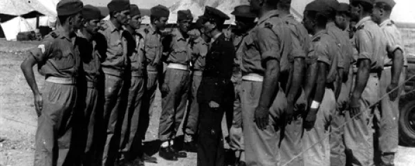Jože Vičič (četrti z leve) tik pred rokovanjem z jugoslovanskim kraljem Petrom II. v Atiri v Palestini leta  1943
