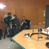 Upokojeni športni novinar Just Ivanovič (desno) v prostorih Radia Koper v družbi Jadrana Sterleta (levo) in Tuga Štiglica (drugi z desne) med snemanjem filma o Žerjalu