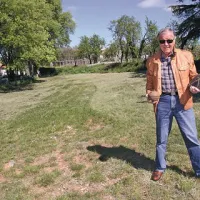 Slavko Širca z originalnimi Žerjalovimi športnimi rekviziti na nekdanjem vadbenem prostoru Živinskega sejma v Dutovljah