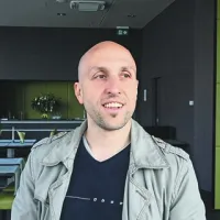  David Bandelj je doktoriral iz literarnih ved, piše predvsem pesmi, literarne kritike, eseje,  ukvarja se z glasbo, in  je zborovodja.