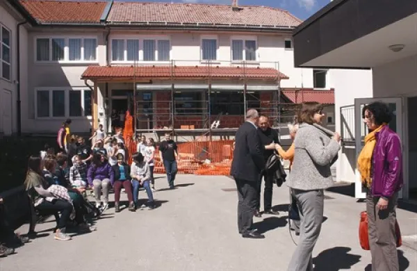 Obisk vodstva občine in predstavnikov ministrstva za šolstvo je črnovrški šoli končna prinesel  jasen načrt protiradonske sanacije