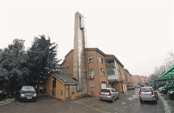 Občina bi v Podmarku dobila lastninsko in stavbno pravico na javnih površinah, o kotlovnici pa se bo s SGP Gorica pravdala naprej. Lastništvo slednje medtem uveljavljajo tudi lastniki stanovanj v blokih ...