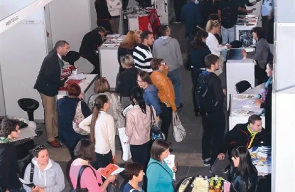  Zaposlitveni sejem je v koprski Taverni  povezal 28 podjetij in svetovalnic iz Slovenije in 12 iz Italije in pet posredovalnic dela iz drugih evropskih držav s potencialnimi delojemalci. Direktorica koprske območne službe zavoda za zaposlovanje Nevenka