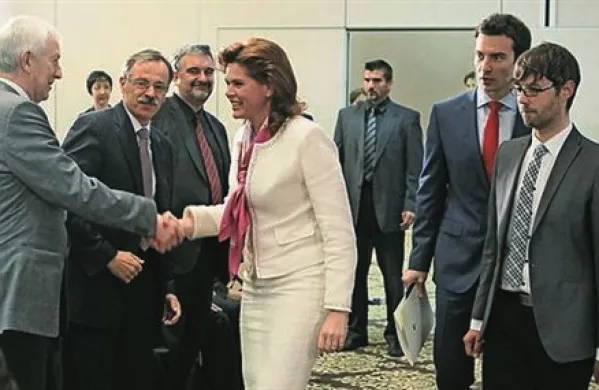 Premierka Alenka Bratušek, ki opravlja tekoče posle, je danes izrazila prepričanje, da bomo Slovenci kljub aktualnim političnim razmeram presegli egoizem posameznikov in spet stopili skupaj