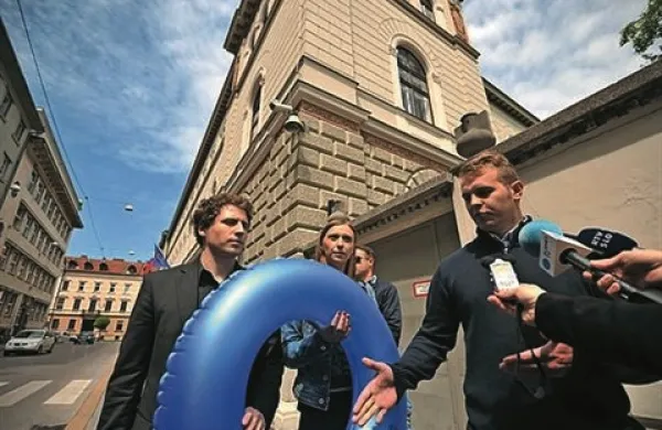 Nekaj predstavnikov Slovenske demokratske mladine je Alenki Bratušek dan potem, ko je v DZ padla njena vlada, pred vladnimi vrati pustilo plavalni obroč