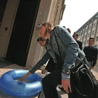 Podmladek SDS Bratu&scaron;kovi podaril plavalni obroč