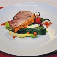 Pečeno pleče jagenjčka na orientalski način, v katerem so ingver, čebula, kardamom, koromač, koriander, kurkuma, poper 
