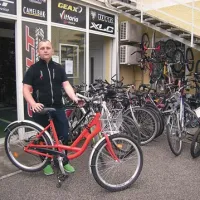 Dean Podgornik z urbanim kolesom, ki je robustno in vzdržljivo. Ter ima košaro z nosilnostjo 50 kilogramov: dovolj za še tako polno  žensko torbico 