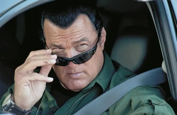 Junija nas obi&scaron;če Steven Seagal