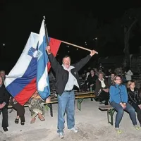 V Dekanih sta zaplapolali slovenska in “pesjanska” zastava