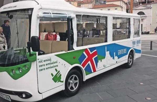  Po Piranu bosta od ponedeljka vozila prva dva električna mini busa v Sloveniji 