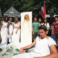 Evropski vasi v sredi&scaron;čih  dveh primorskih mest