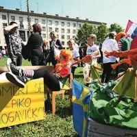 Evropski vasi v sredi&scaron;čih  dveh primorskih mest