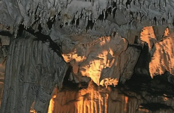 Postojnska jama bo prejela turistično priznanje Zlato jabolko
