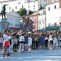 Godalni orkester, ki ga je sestavljalo kar 170 glasbenikov vseh starosti, je v okviru Tarinijade v Piranu igral  glasbo Giuseppeja Tartinija