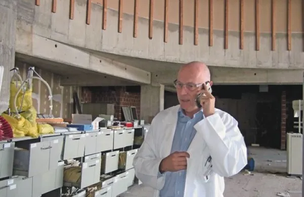 Skozi vhod v avlo bodo že avgusta vstopali bolniki in obiskovalci, pravi Jani Dernič in dodaja, da bo vhod  za omaricami na posnetku, vstop v bolnišnico pa bo nasproti sedanjega bifeja 