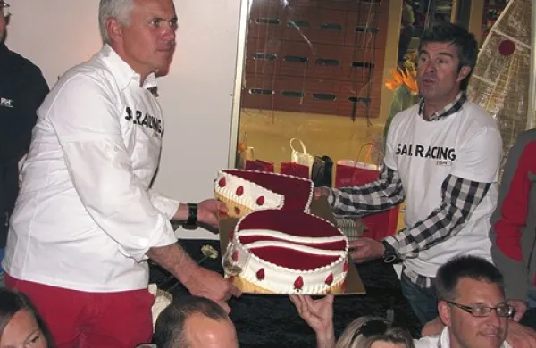 Tomaž Čopi (desno) in Mitja Margon sta za dve desetletji skupnega sodelovanja dobila i torto