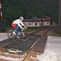 Kolesarji so morali prečkati tudi železniške tire