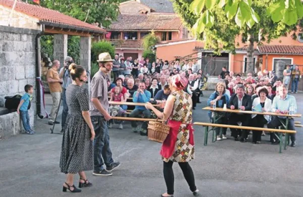 Slovesnost ob  zaključku 70.000 evrov vrednih del v Vogljah so pripravili pri novem nadstrešku 