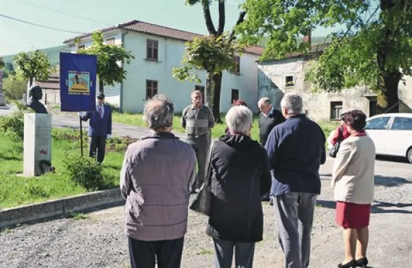 Pri spomeniku Danilu Zelenu v Senožečah so se mu v soboto poklonili predstavniki društva Tigr Primorske, divaške občine in domačini 