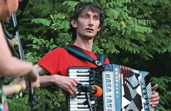 Lutkovna miniaturka Turlututu v režiji Matije Solceta je na mednarodnem festivalu otroškega gledališča The Magic Curtain v bolgarskem mestu Trgovište prejela nagrado za inovativno interaktivnost