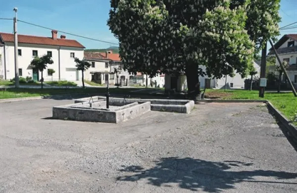   Civilna iniciativa, ki podpira vetrnice, je investitorjem predlagala, da asfaltirajo cestišča pri zgornjem kalu v Senožečah. Ali zato pričakuje od krajanov   podporo na referendumu?