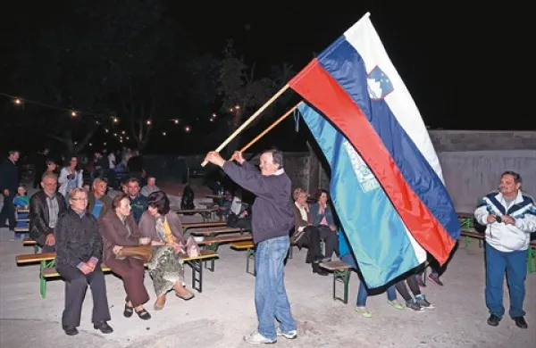 Tinkari na čast sta vihrali dve zastavi