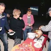 Možje iz kluba AŠO, ki združuje ljubitelje briškole, so poskrbeli za večerni prigrizek