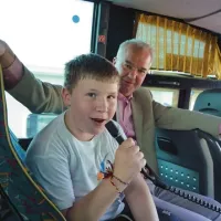 Anej Petejan med rapanjem pesmi Luka za vse. V ozadju je Avrigov vodič Edvard Lonard. 