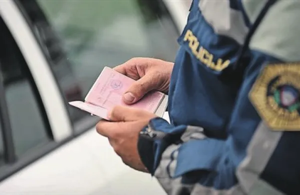 Na zatožni klopi se je zaradi domnevnega poskusa izsiljevanja in zlorabe uradnega položaja znašel nekdanji prometni policist