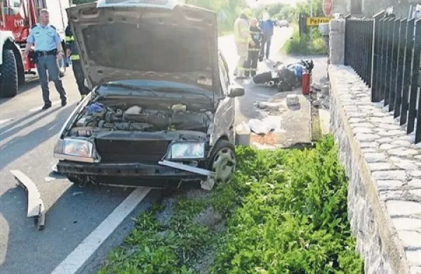 Po trčenju z avtom je motor v Petrinjah zaneslo še v betonski steber